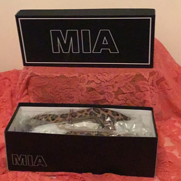 Gorgeous, MIAs - Picture 4 of 6